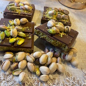 Dubai Chocolate Bar ( Chocolate mixed with Pistachio and Kunafa). 7oz 200 gram