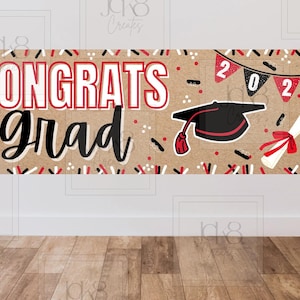 Puede incluir: Una pancarta de graduación con las palabras "CONGRATS Grad" en rojo y negro. La pancarta incluye un birrete, un diploma y una pancarta con el año 2026. El fondo es de color beige con confeti rojo y negro.