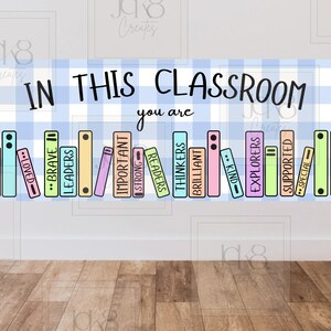 Pode incluir: Decoração de parede para sala de aula com as palavras "IN THIS CLASSROOM you are" acima de uma fileira de sinais coloridos em forma de livro. Cada sinal tem uma palavra positiva como "Authors", "Smart", "Brave" e "Kind". O fundo é um padrão xadrez azul e branco.