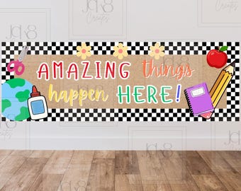 Bannerdecor in de klas | Lerarenbord 'Things Happen Here' (digitale download)
