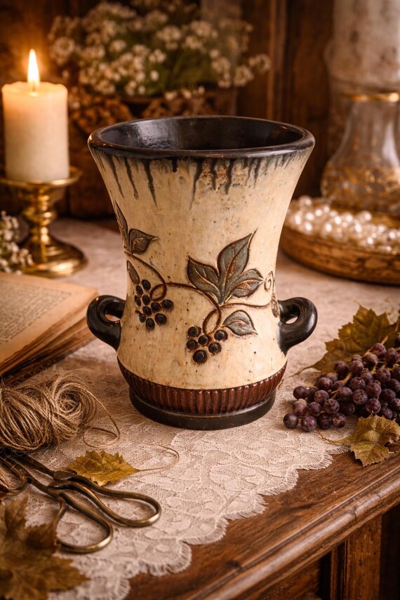 ぶどうと葉の装飾の陶器花瓶 ぶどうと葉の装飾の陶器花瓶 【公式通販】