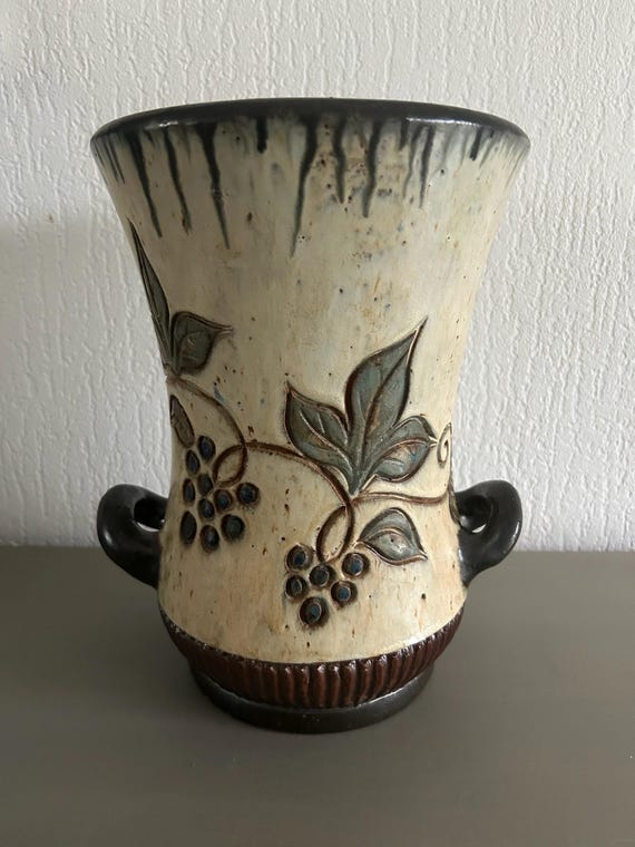 ぶどうと葉の装飾の陶器花瓶 ぶどうと葉の装飾の陶器花瓶