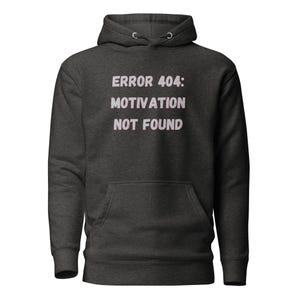Könnte beinhalten: Ein dunkelgrauer Kapuzenpullover mit einer Vordertasche und einer Kapuze. Der Text "ERROR 404: MOTIVATION NOT FOUND" ist in hellem Lila auf die Brust gedruckt. Der Hoodie besteht aus einem weichen, bequemen Material.