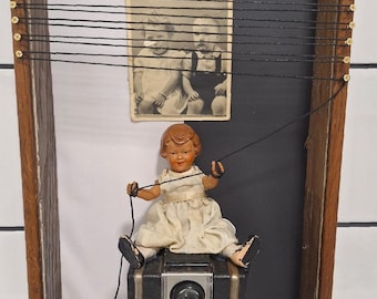 Assemblage sculpture art poupée retouchée technique mixte vintage OOAK recyclé objet trouvé art