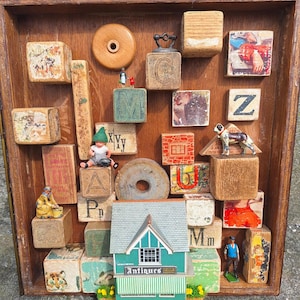 Juguetes vintage, arte de ensamblaje, tienda de antigüedades, figuras en miniatura, decoración de pared