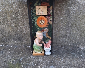 Arte surreale d'epoca, assemblaggio religioso, che fa riflettere.