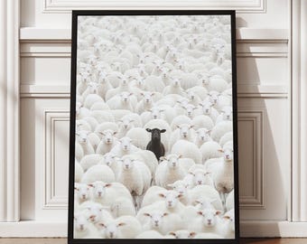 Pecora nera tra agnelli bianchi – Arte moderna con cornice, decorazione murale pastorale, arte murale simbolica