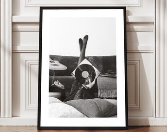 Poster di dischi in vinile fumosi: fotografia in bianco e nero di una donna che ascolta vinili, decorazione murale alla moda per la casa o l'ufficio