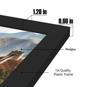 Pu&ograve; includere: Stampa con cornice nera raffigurante un paesaggio con una catena montuosa e una sezione di un muro di pietra. La cornice &egrave; larga 3,05 cm e spessa 1,52 cm. La cornice &egrave; in plastica e ha una copertura in plexiglass.