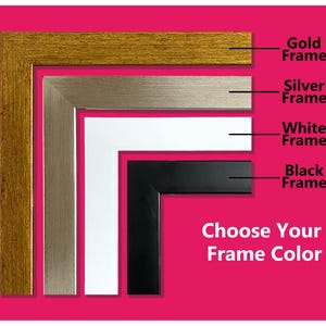Pu&ograve; includere: Immagine che mostra angoli di cornici dorate, argentate, bianche e nere. Il testo "Choose Your Frame Color" &egrave; su sfondo rosa, offrendo una variet&agrave; di opzioni di incorniciatura.