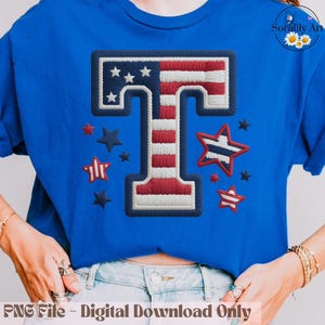 以下が含まれることがあります： アメリカ国旗を模した赤、白、青の刺繍文字「T」が特徴のロイヤルブルーのTシャツ。デザインには星とストライプが含まれ、追加の星のアクセントも施されています。「PNG File - Digital Download Only」のテキストが下にあります。