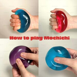 Op de afbeelding: Vier afbeeldingen tonen handen die interageren met gelachtige stressballen in blauw, rood, paars en blauwgroen. De tekst "How to play Mochichi" wordt in rode letters in het midden van de afbeelding weergegeven.