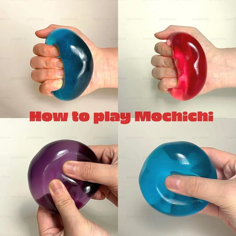 Op de afbeelding: Vier afbeeldingen tonen handen die interageren met gelachtige stressballen in blauw, rood, paars en blauwgroen. De tekst "How to play Mochichi" wordt in rode letters in het midden van de afbeelding weergegeven.