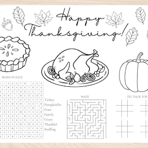 Op de afbeelding: Zwart-wit Thanksgiving-thema placemat met illustraties van een taart, kalkoen en pompoen. Inclusief een woordpuzzel, doolhof en boter-kaas-en-eieren spel, met de woorden "Happy Thanksgiving!"