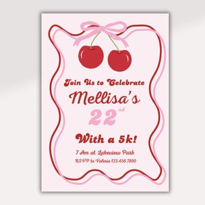 Può includere: Un invito rosa con un design a ciliegia. Il testo recita "Join Us to Celebrate Mellisa's 22nd With a 5k!" in un font retrò. L'invito include l'ora, il luogo e le informazioni RSVP.