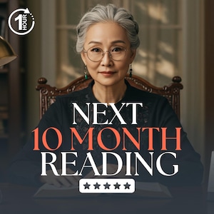 Op de afbeelding: Een vrouw met grijs haar en een bril zit aan een bureau. De tekst "NEXT 10 MONTH READING" staat prominent afgebeeld, samen met vijf sterren. Een klokpictogram met "1 HOUR" staat linksboven.