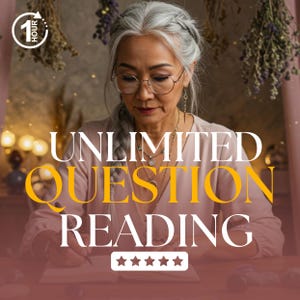 Può includere: Una donna con i capelli grigi e gli occhiali scrive su un blocco note. Il testo "UNLIMITED QUESTION READING" è visualizzato in giallo. Sono presenti anche un logo "1 HOUR" e cinque stelle. Lo sfondo presenta fiori secchi.