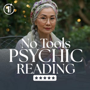 Könnte beinhalten: Werbung für eine Wahrsage-Dienstleistung. Der Text "No Tools PSYCHIC READING" ist prominent dargestellt. Das Bild zeigt eine Frau mit Brille und einem floralen Kopftuch, die eine Teetasse hält. Der Hintergrund ist eine verschwommene Außenszene mit Lichtern.