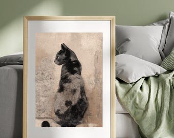 Puede incluir: Impresión artística enmarcada que presenta un gato negro con marcas grises moteadas, sentado y mirando hacia la izquierda. El pelaje del gato tiene una apariencia texturizada, sobre un fondo neutro y texturizado. El marco de madera añade un toque clásico.