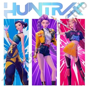 Puede incluir: Ilustración digital con tres figuras femeninas estilizadas con atuendos vibrantes. La palabra "HUNTR" se muestra en una fuente futurista azul claro sobre las figuras. Cada figura está sobre un fondo de color diferente.