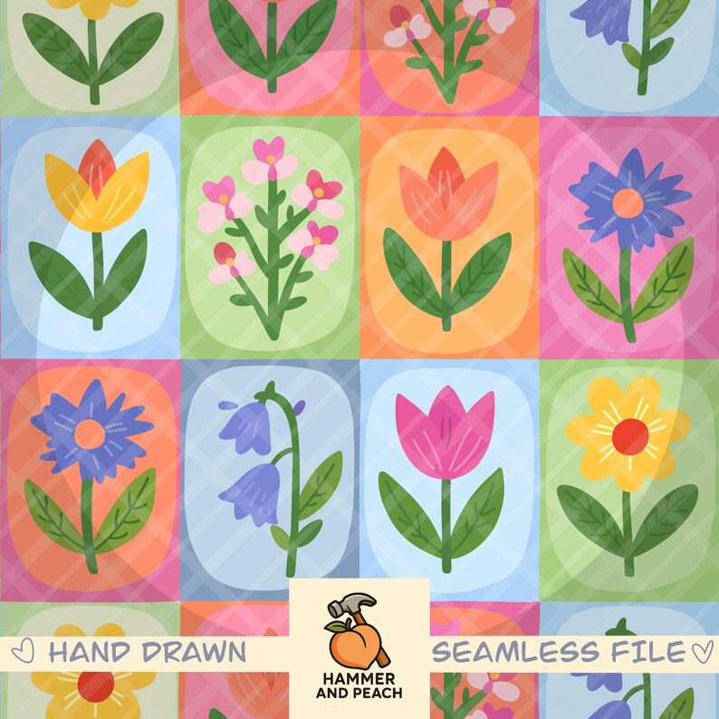 Op de afbeelding: Een kleurrijk naadloos patroon met diverse gestileerde bloemen in vierkante kaders. De bloemen omvatten tulpen, madeliefjes en klokjes, tegen een geruite achtergrond. De woorden "HAND DRAWN" en "SEAMLESS FILE" zijn zichtbaar. Het logo van Hammer and Peach is ook aanwezig.