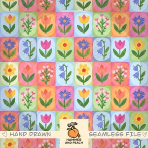 Op de afbeelding: Een kleurrijk, handgetekend naadloos patroon met bloemen in rechthoekige blokken. De bloemen omvatten tulpen, madeliefjes en klokjes in geel, roze, blauw en oranje. De tekst "HAND DRAWN" en "SEAMLESS FILE" zijn ook zichtbaar.