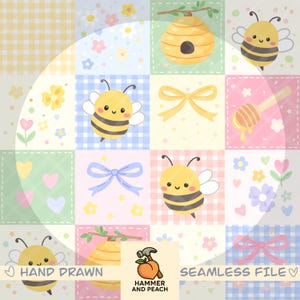 Può includere: Motivo senza cuciture con un design patchwork. Presenta illustrazioni di api, favi, fiocchi e fiori in tonalità pastello di giallo, blu, rosa e verde. Sono incluse anche le parole "HAND DRAWN" e "SEAMLESS FILE".
