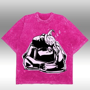 K&ouml;nnte beinhalten: Magentafarbenes T-Shirt mit einer schwarz-wei&szlig;en Grafik einer schlafenden Figur. &Uuml;ber dem Kopf der Figur steht das Wort "zzz". Das Shirt hat einen strukturierten, ausgewaschenen Look. Rundhalsausschnitt und kurze &Auml;rmel.