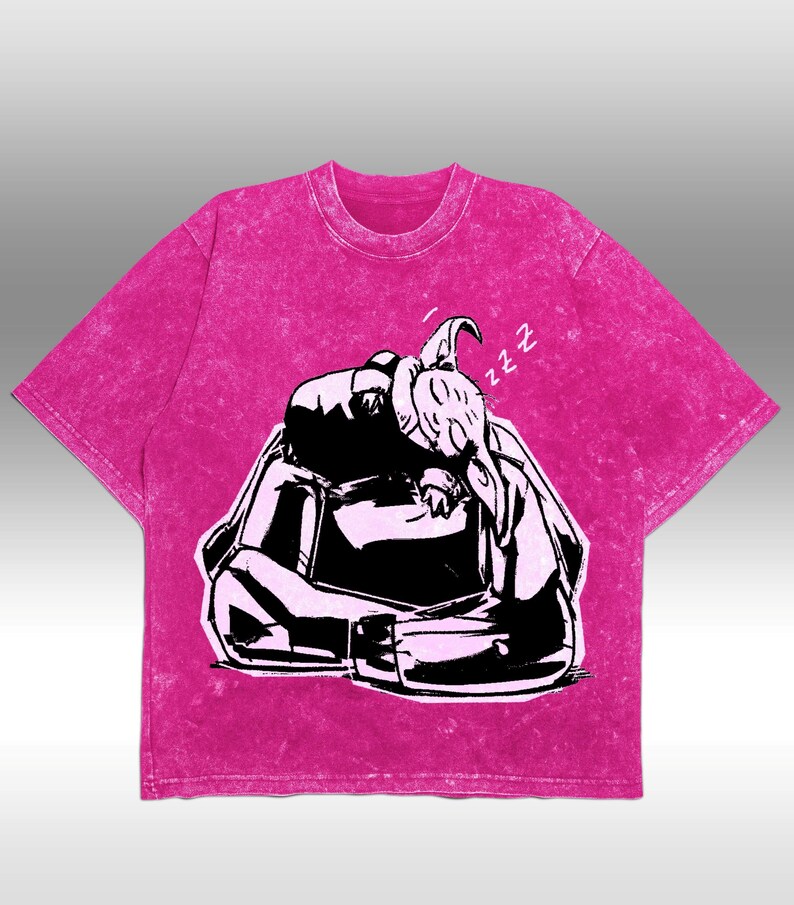 K&ouml;nnte beinhalten: Magentafarbenes T-Shirt mit einer schwarz-wei&szlig;en Grafik einer schlafenden Figur. &Uuml;ber dem Kopf der Figur steht das Wort "zzz". Das Shirt hat einen strukturierten, ausgewaschenen Look. Rundhalsausschnitt und kurze &Auml;rmel.