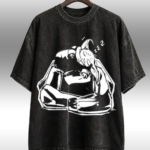 K&ouml;nnte beinhalten: Schwarzes T-Shirt mit einer wei&szlig;en Grafik einer schlafenden Person, mit dem Wort &bdquo;zzz&ldquo; &uuml;ber dem Kopf. Das Shirt hat einen Vintage-Look und einen Rundhalsausschnitt.