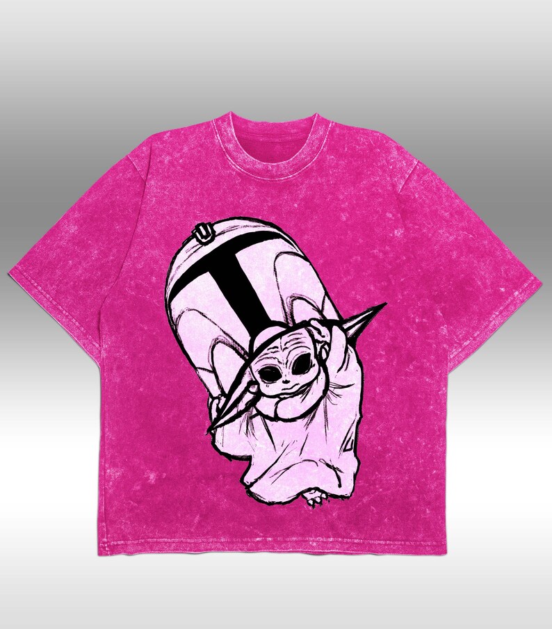 Peut inclure: T-shirt magenta avec une illustration en noir et blanc d'un personnage d'une franchise de science-fiction populaire. Le dessin repr&eacute;sente une cr&eacute;ature ressemblant &agrave; un b&eacute;b&eacute; tenant un casque.