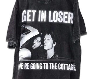 Get In Loser We're Going To The Cottage T-shirt épais au délavage vintage, chemise chauffée inspirée de la rivalité, vêtements Im Coming To The Cottage.