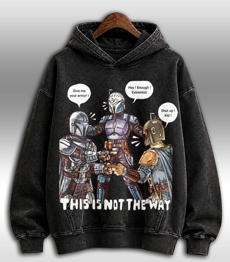 K&ouml;nnte beinhalten: Schwarzer Kapuzenpullover mit einer Grafik von drei gepanzerten Figuren und Sprechblasen. Der Text "THIS IS NOT THE WAY" ist darunter gedruckt. Die Sprechblasen sagen "Give me your armor!", "Hey! Enough! Extremist!" und "Shut up! Kid!"
