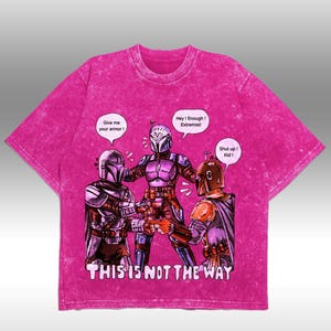 K&ouml;nnte beinhalten: Magentafarbenes T-Shirt mit einer Comic-Illustration von drei gepanzerten Charakteren. Sprechblasen sagen "Give me your armor!", "Hey! Enough! Extremist!" und "Shut up! Kid!". Der Text "THIS IS NOT THE WAY" befindet sich unten.