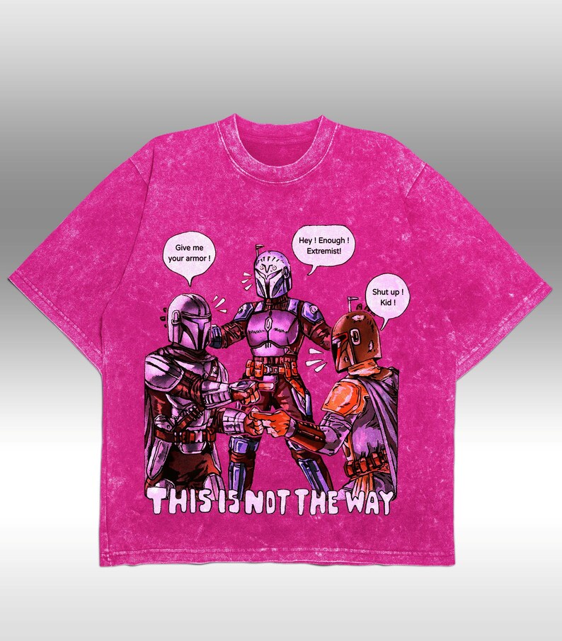 K&ouml;nnte beinhalten: Magentafarbenes T-Shirt mit einer Comic-Illustration von drei gepanzerten Charakteren. Sprechblasen sagen "Give me your armor!", "Hey! Enough! Extremist!" und "Shut up! Kid!". Der Text "THIS IS NOT THE WAY" befindet sich unten.
