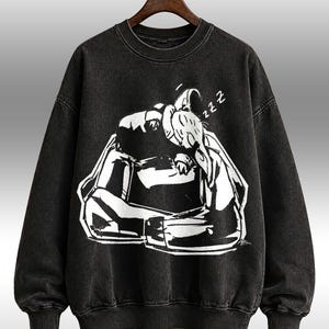 K&ouml;nnte beinhalten: Schwarzes Sweatshirt mit Rundhalsausschnitt und Used-Look. Auf der Vorderseite befindet sich eine gro&szlig;e wei&szlig;e Grafik einer schlafenden Person mit "zzz" &uuml;ber dem Kopf. Das Sweatshirt hat gerippte B&uuml;ndchen und einen gerippten Saum.