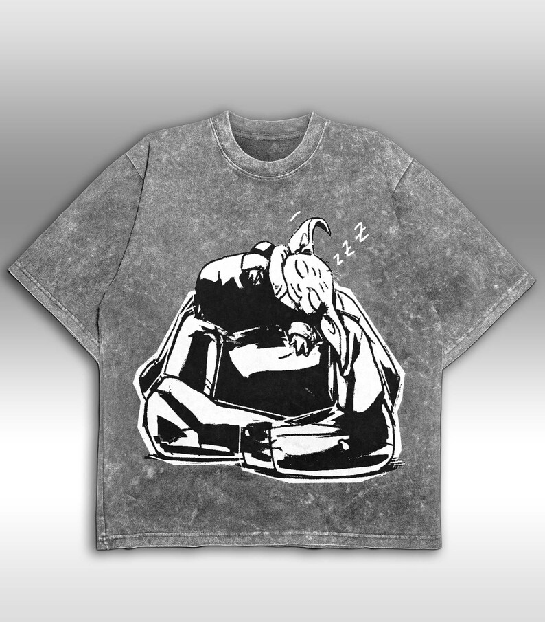 K&ouml;nnte beinhalten: Ein graues T-Shirt mit S&auml;urewaschung und einer schwarz-wei&szlig;en Grafik einer schlafenden Figur. Die Grafik enth&auml;lt das Wort "zzz" &uuml;ber dem Kopf der Figur, was auf Schlaf hindeutet. Das Shirt hat einen Rundhalsausschnitt und kurze &Auml;rmel.