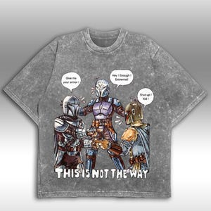 K&ouml;nnte beinhalten: Graues T-Shirt mit S&auml;urewaschung und einer Comic-Illustration von drei gepanzerten Figuren. Sprechblasen sagen "Give me your armor!", "Hey! Enough! Extremist!" und "Shut up! Kid!". Der Text "THIS IS NOT THE WAY" ist darunter gedruckt.