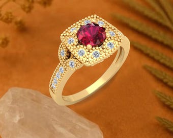 Peut inclure: Une bague en or avec un sertissage carré orné d'une grosse pierre rouge ronde. Le sertissage est entouré de petites pierres précieuses claires. La bande est également ornée de petites pierres précieuses claires.