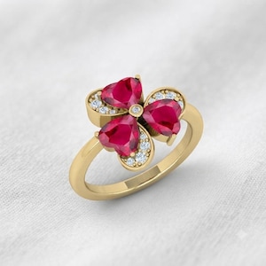 Anillo único de corazón con rubí y trébol, anillo floral inspirado en la naturaleza, plata de ley, piedra de nacimiento, regalo, pieza perfecta para un look atemporal.