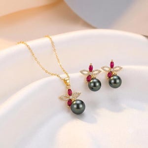 Conjunto de pendientes y colgante de rubí marquesa, circonita blanca y perla negra. Conjunto de regalo de boda para ella.