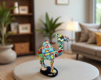 Statuetta di cammello in resina dipinta a mano: scultura artistica dai colori vivaci in stile graffiti.