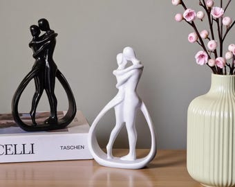 Statua astratta di coppia che si abbraccia: scultura moderna in resina