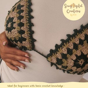 Puede incluir: Top de bikini de ganchillo hecho a mano con un patrón de cuadrados de la abuela. El top presenta una combinación de hilo verde oscuro y beige, con un borde festoneado. El texto "Granny Glow Bikini Top" está en la parte superior de la imagen.