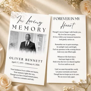 Może przedstawiać: Karta pamiątkowa z napisem In Loving Memory, czarno-białym zdjęciem mężczyzny w garniturze, imieniem Oliver Bennett, datami 17 kwietnia 1971 – 8 lutego 2026 oraz wierszem. Druga karta zawiera napis Forever In My Heart.