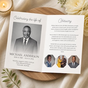 Könnte beinhalten: Ein weißes Trauerprogramm-Heft mit dem Titel Celebrating the life of Michael Anderson. Es enthält ein schwarz-weißes Porträt eines Mannes im Anzug, einen Nachruf und drei sechseckige Fotos. Der Text umfasst Daten und Veranstaltungsort.