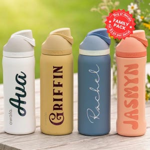 Puede incluir: Una taza de cer&aacute;mica blanca con un asa negra y el texto "But First, Coffee" en un estilo manuscrito. La taza probablemente tiene un tama&ntilde;o de 325 ml, perfecta para una bebida matutina.