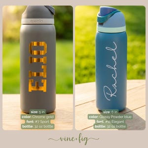 Puede incluir: Dos botellas de agua personalizadas. Una es gris con "ELLO" en oro cromado, 12.7 cm de alto. La otra es azul con "Rachel" en escritura blanca, 15.2 cm de alto. Ambas son botellas de 946 ml con tapa abatible.