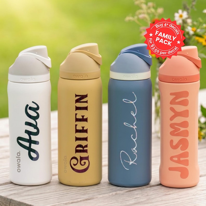 Puede incluir: Una taza de cer&aacute;mica blanca con un asa negra y el texto "But First, Coffee" en un estilo manuscrito. La taza probablemente tiene un tama&ntilde;o de 325 ml, perfecta para una bebida matutina.