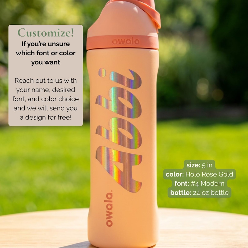 Puede incluir: Una taza de cer&aacute;mica blanca con un asa negra y el texto "But First, Coffee" en un estilo manuscrito. La taza est&aacute; sobre una superficie blanca. La taza mide 10 cm de alto.